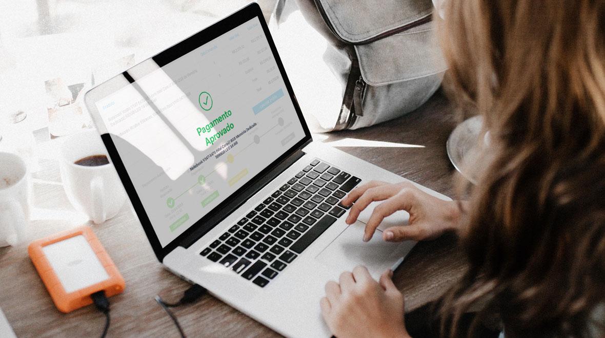 Pessoa usando laptop exibindo aprovação de pagamento na interface do Adyen
