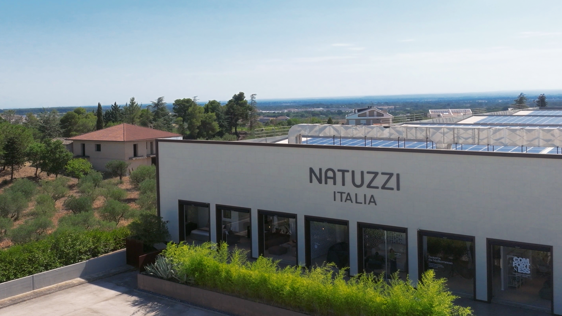 Natuzzi Italia showroom building con vista skyline