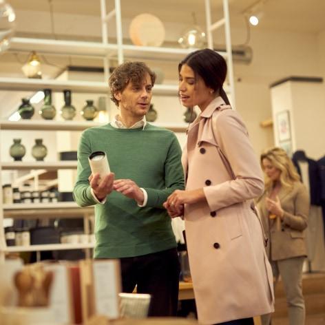 Due clienti che guardano un pezzo in un negozio di mobili