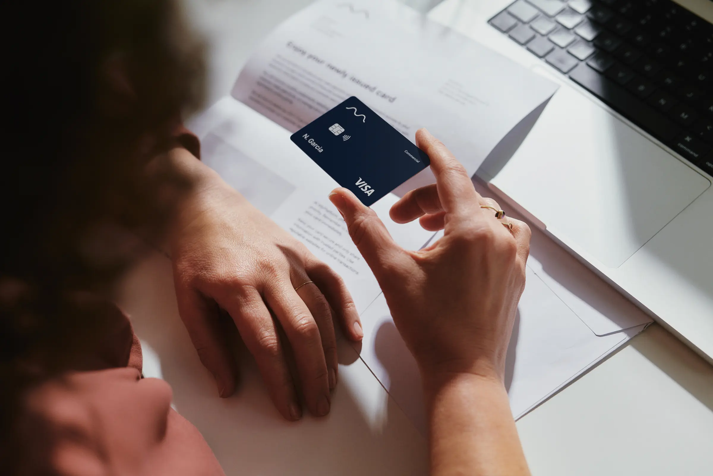 Femme au travail déballant une carte de crédit émise