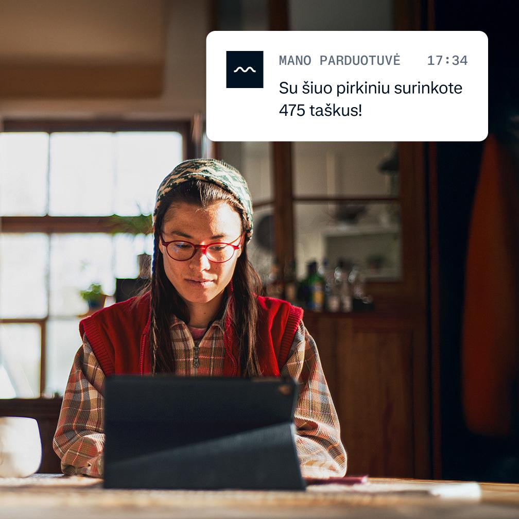 Guy looking at his iPad and notification of the points collected with his purchase