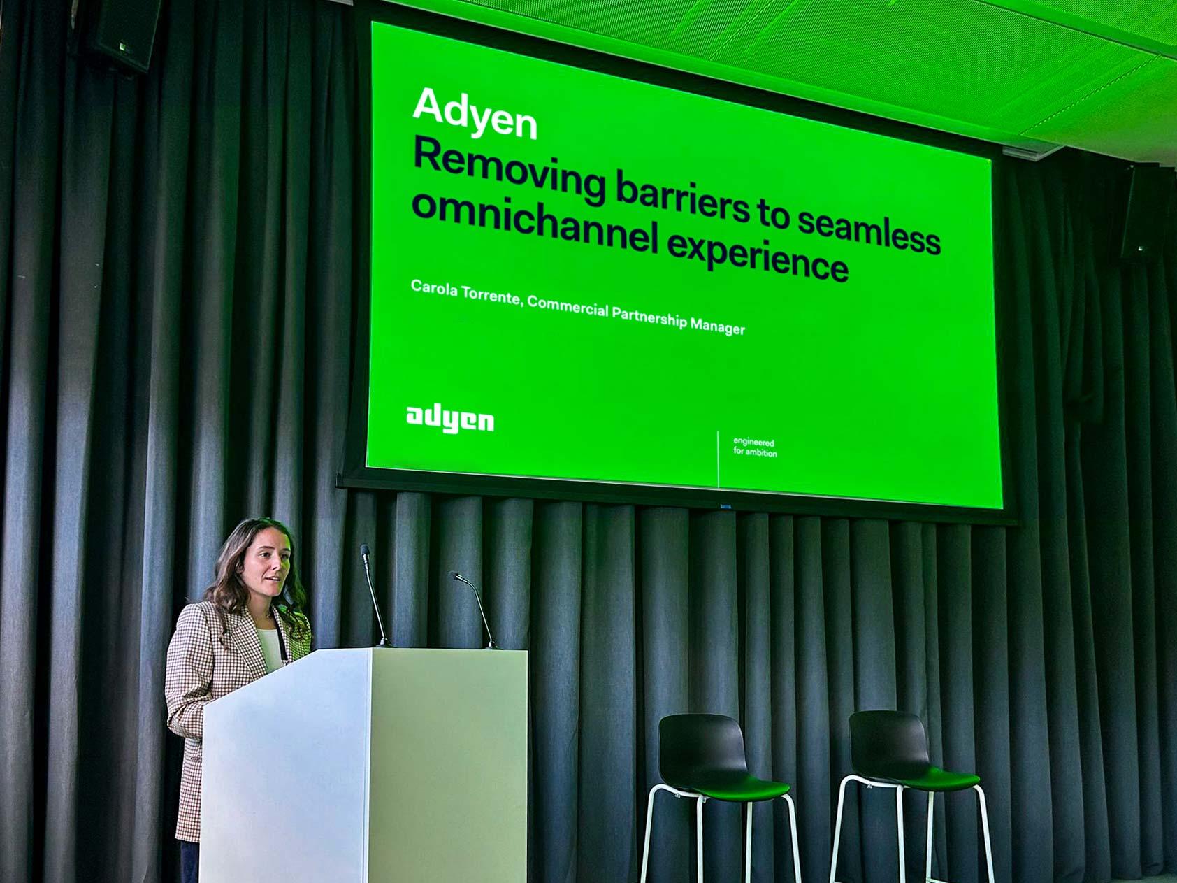 Carola Torrente presenta l'esperienza omnicanale di Adyen alla conferenza