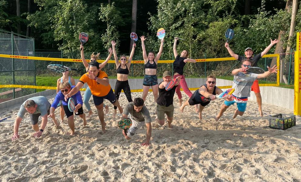 Menschen bei einem Beach Volleyball Spiel
