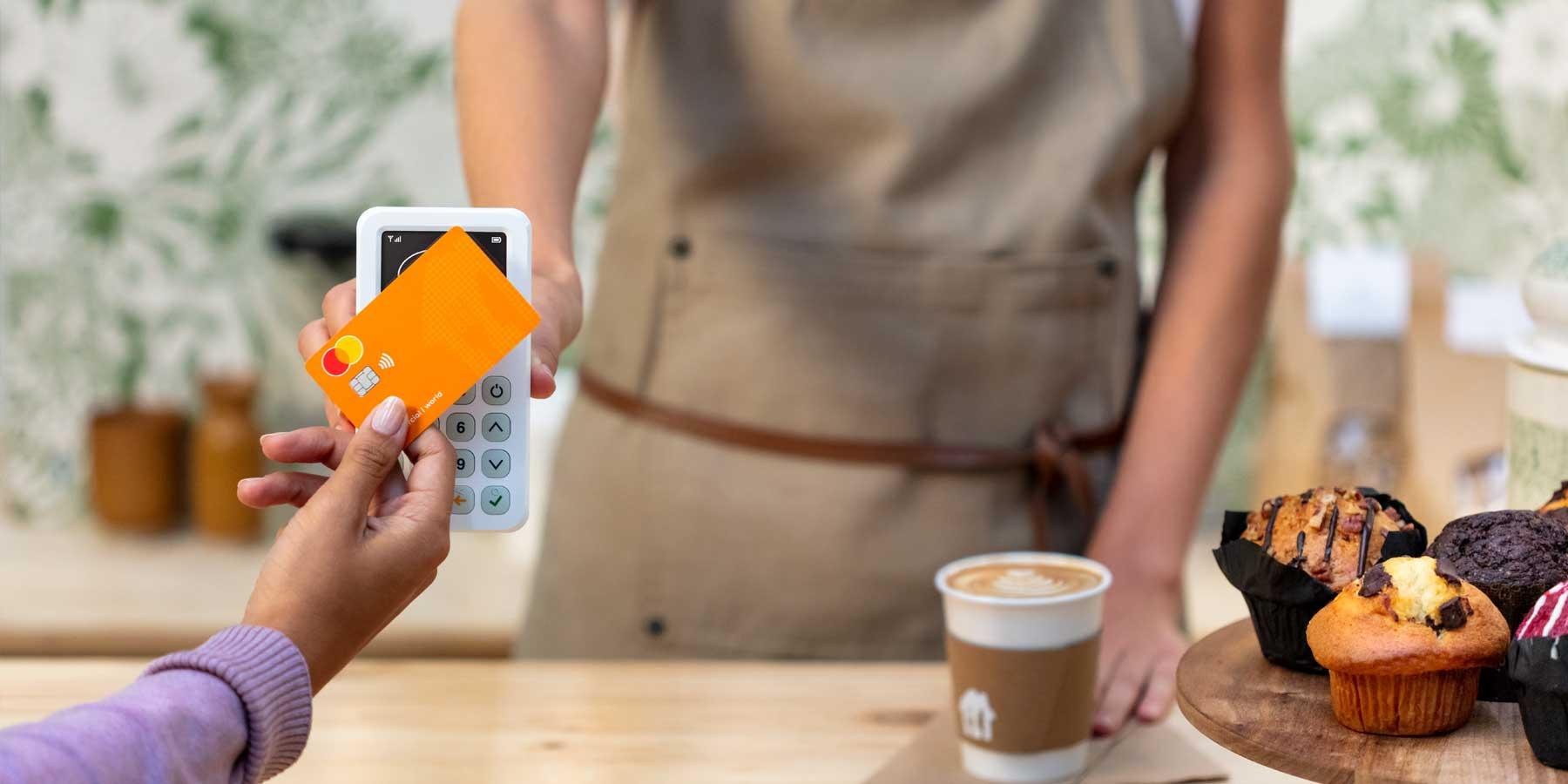 Person macht eine kontaktlose Zahlung mit Karte an einem Adyen-Terminal