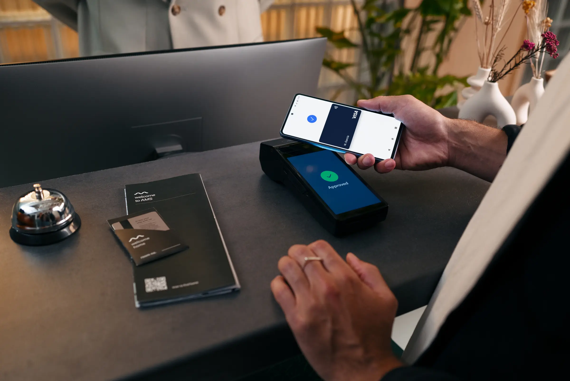 Telefonbezahlung mit Visa auf S1F2-Terminal in Hotelumgebung