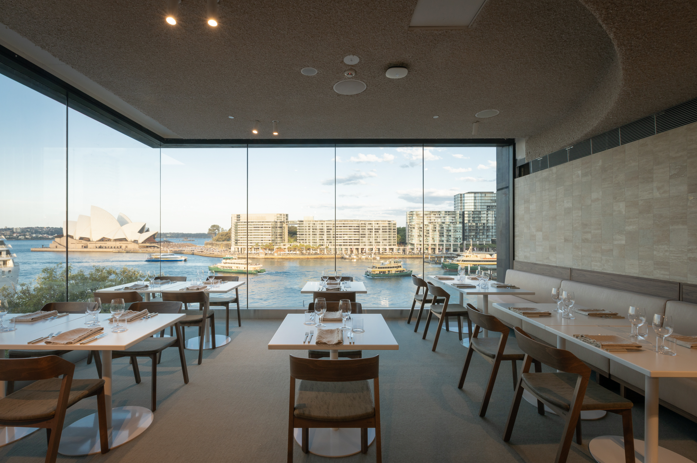 Restaurant with a view over Sydney Harbor with the Operah House in the back