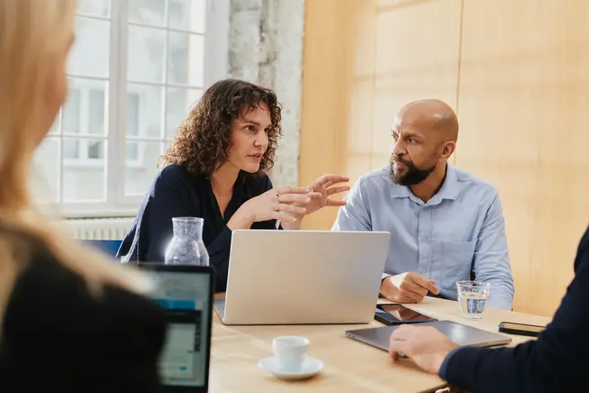 Colaboradores de uma empresa de tecnologia SaaS em reunião