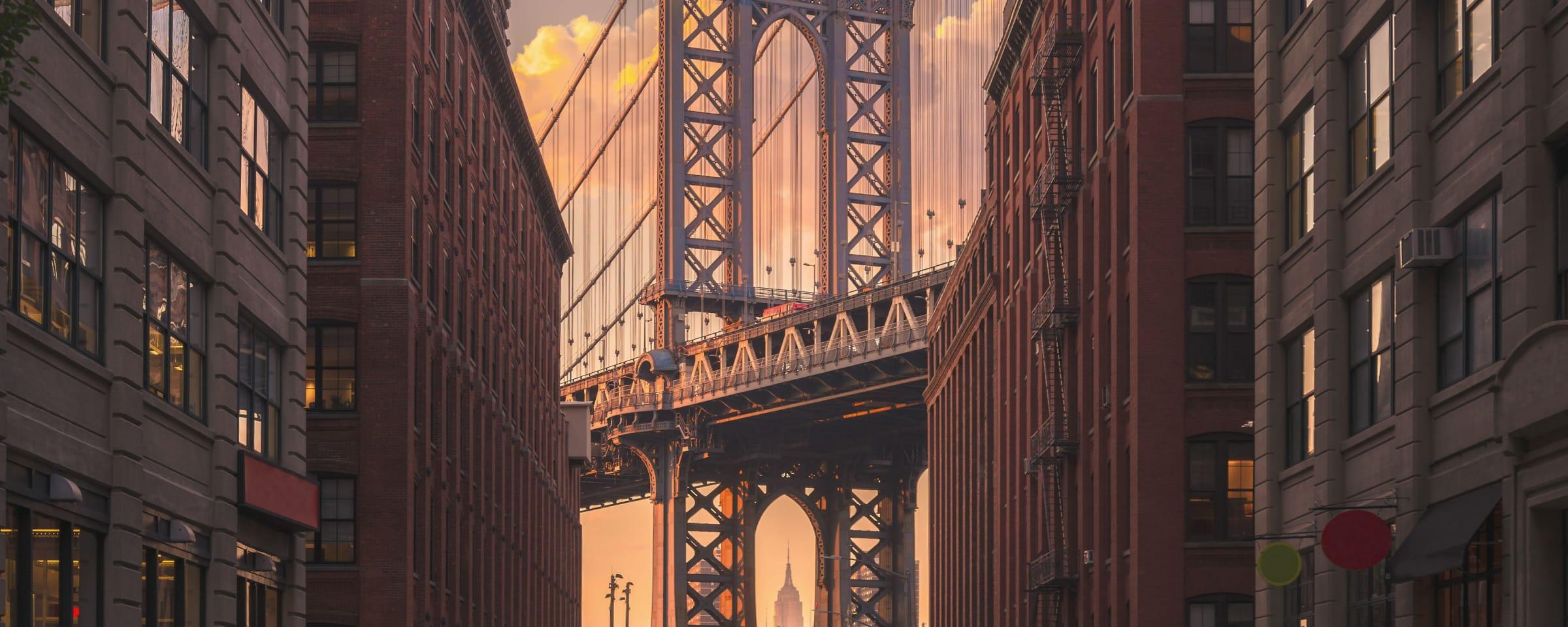 Solnedgangsutsikt over en bro mellom klassiske bygninger