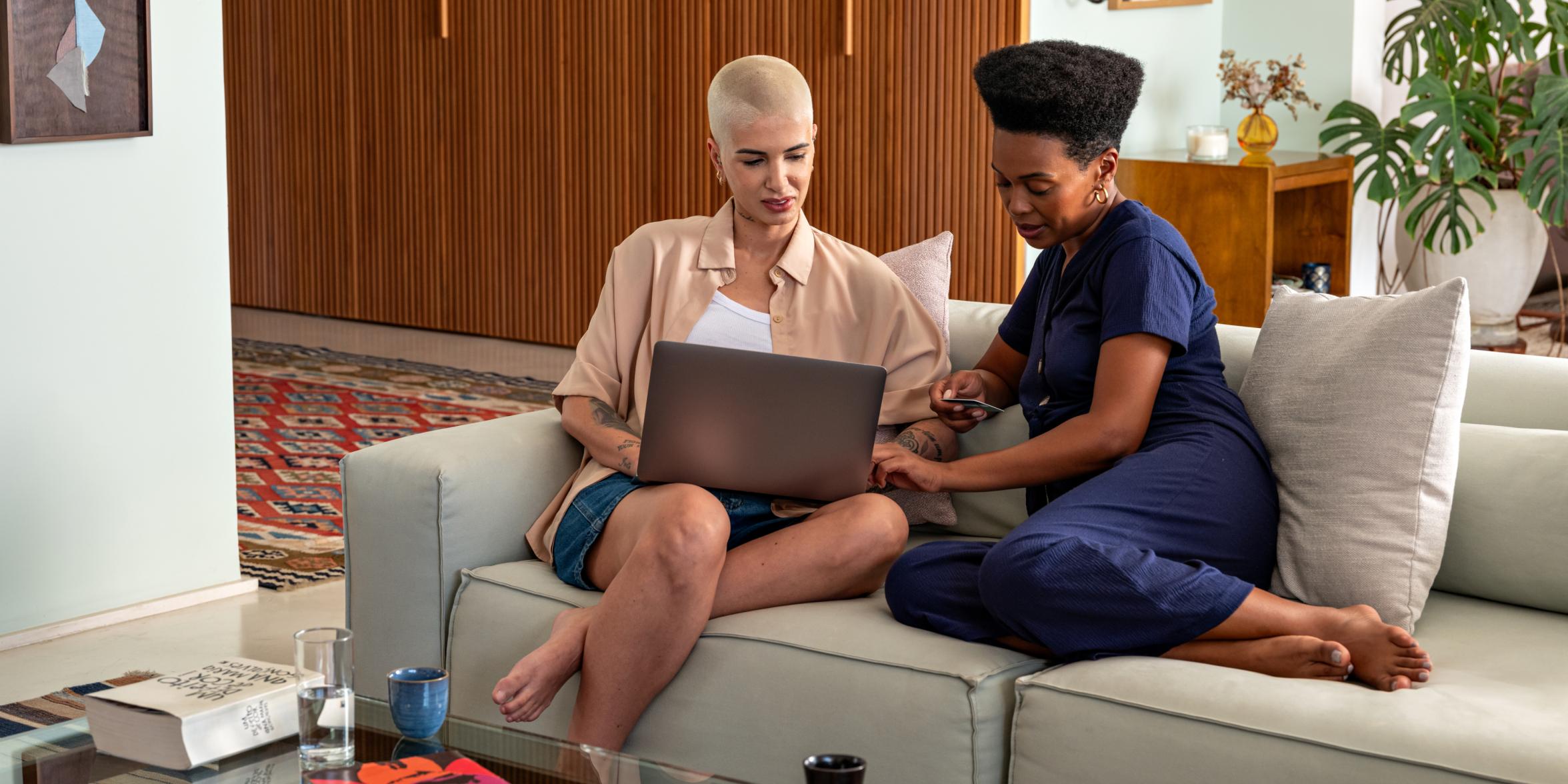 Due persone sedute davanti a una finestra