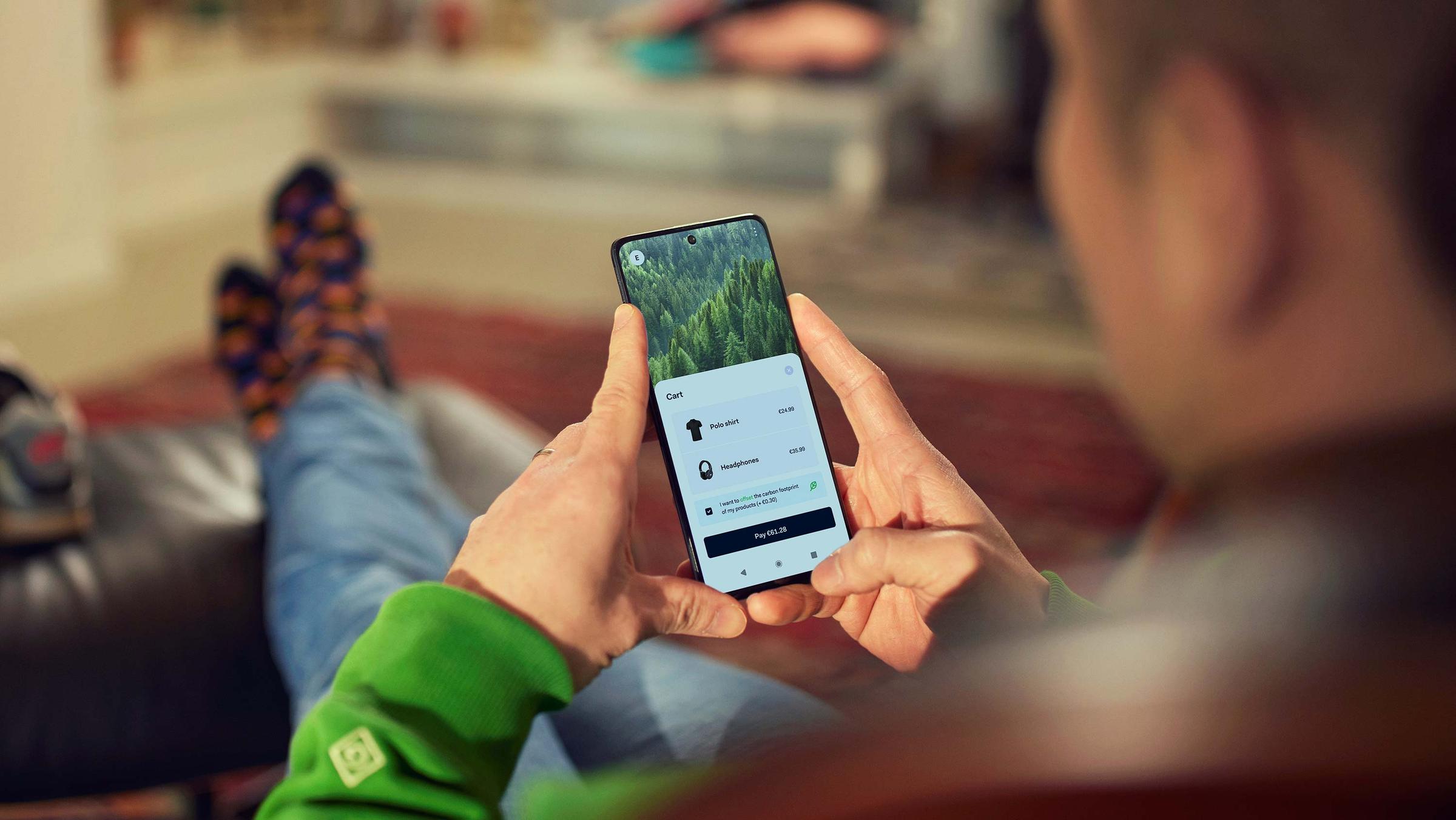 Person nutzt ein Mobiltelefon mit Adyens Zahlungsschnittstelle