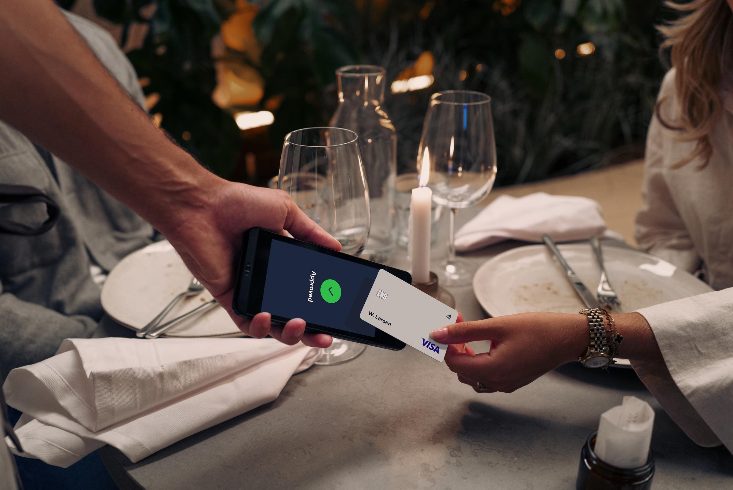 Card payment with Visa on S1E2L terminal in a restaurant setting 