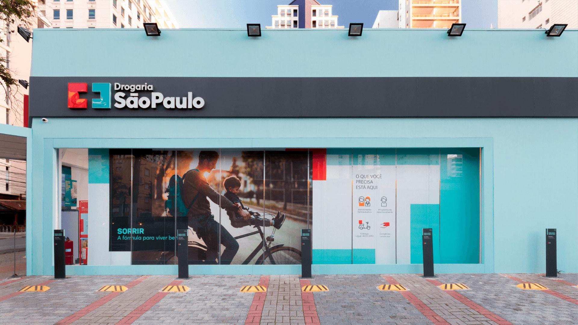 Fachada de Drogaria Sao Paulo con terminales de pago Adyen en el exterior.