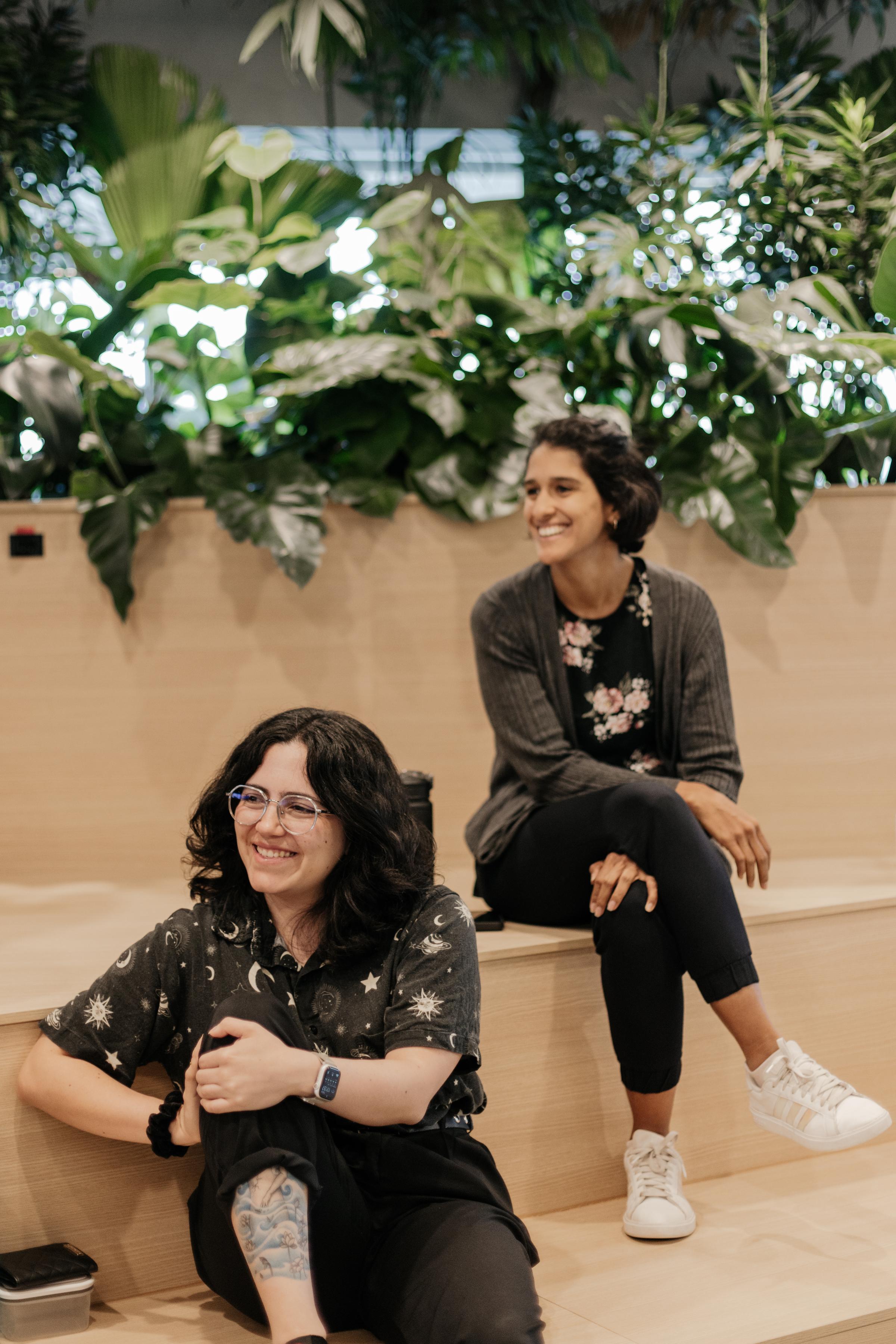 Colaboradores sentados no escritório