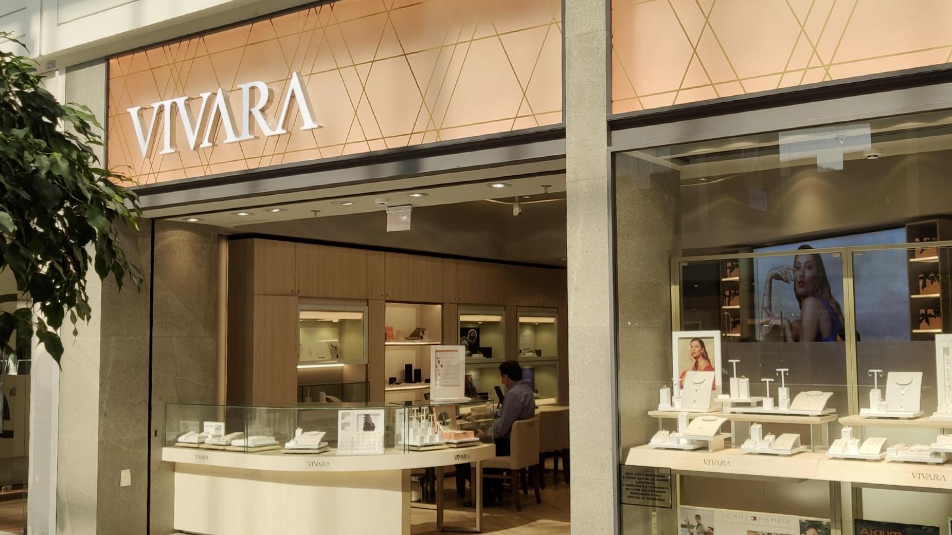 Fachada da loja Vivara com exposição de joias e um cliente sendo atendido dentro