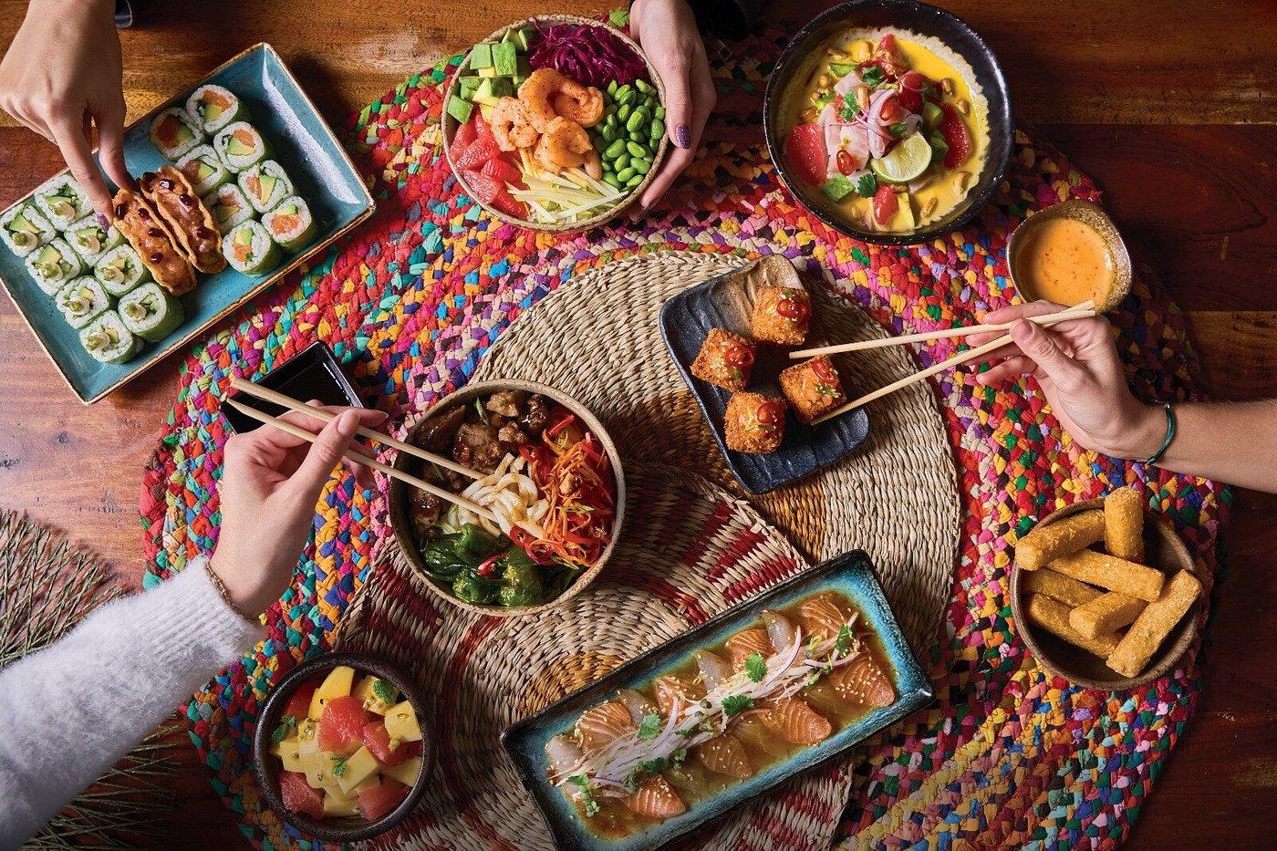 Une sélection de plats de sushi sur une table au restaurant Cote Sushi.