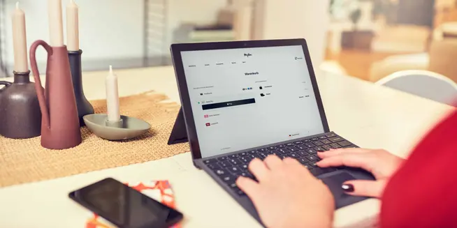 Person nutzt einen Laptop mit Adyen-Checkout-Seite mit Zahlungsoptionen.