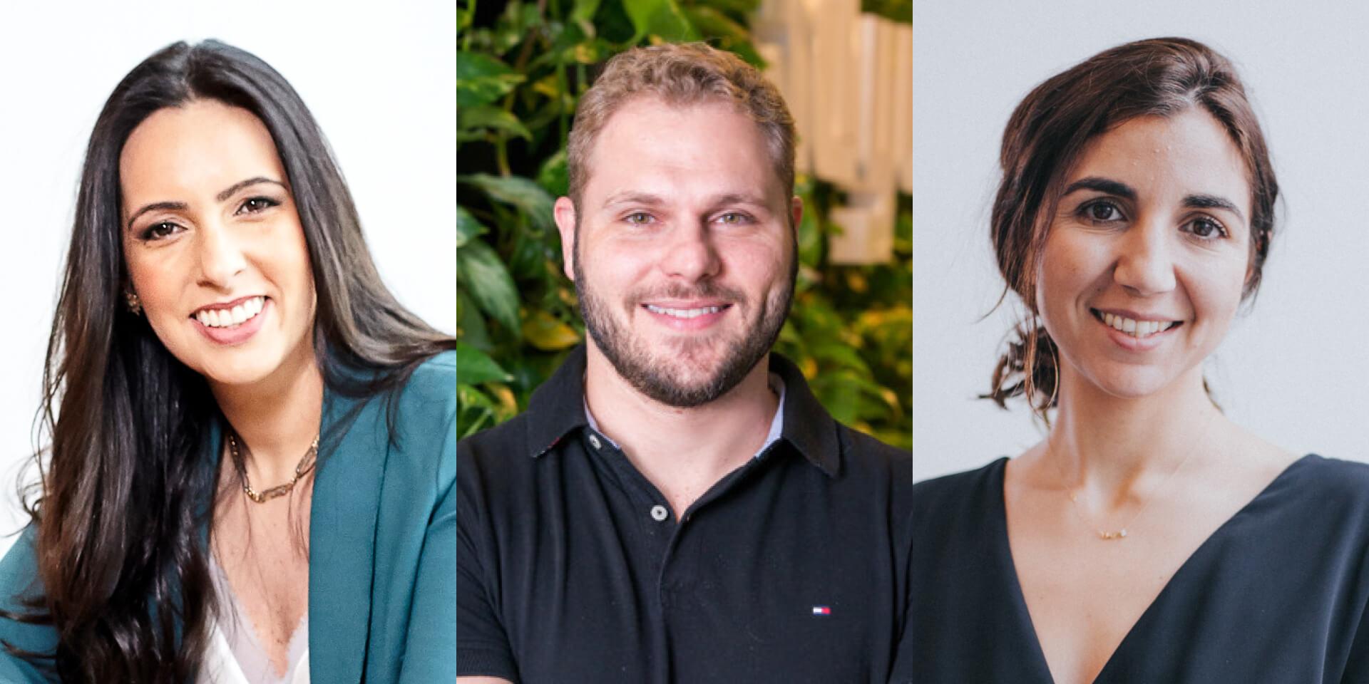 Tres profesionales sonrientes de pie frente a fondos diferentes.