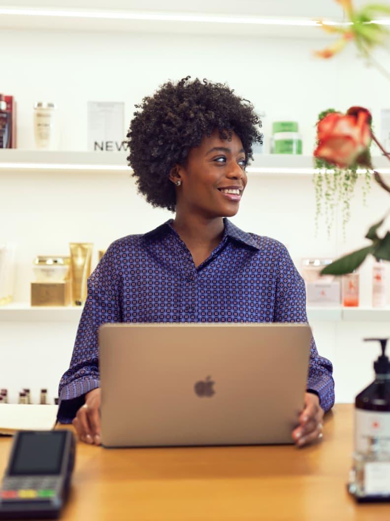 Woman in front of a laptop