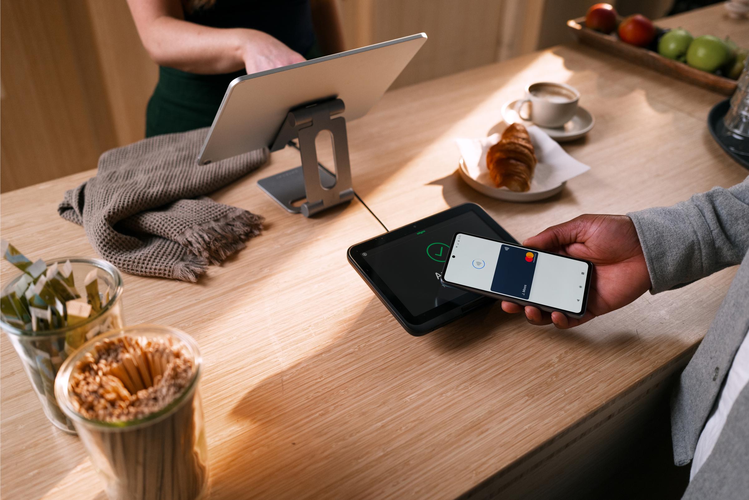 Telefoonbetaling met Mastercard op SFO1-terminal in een café-bakkerij