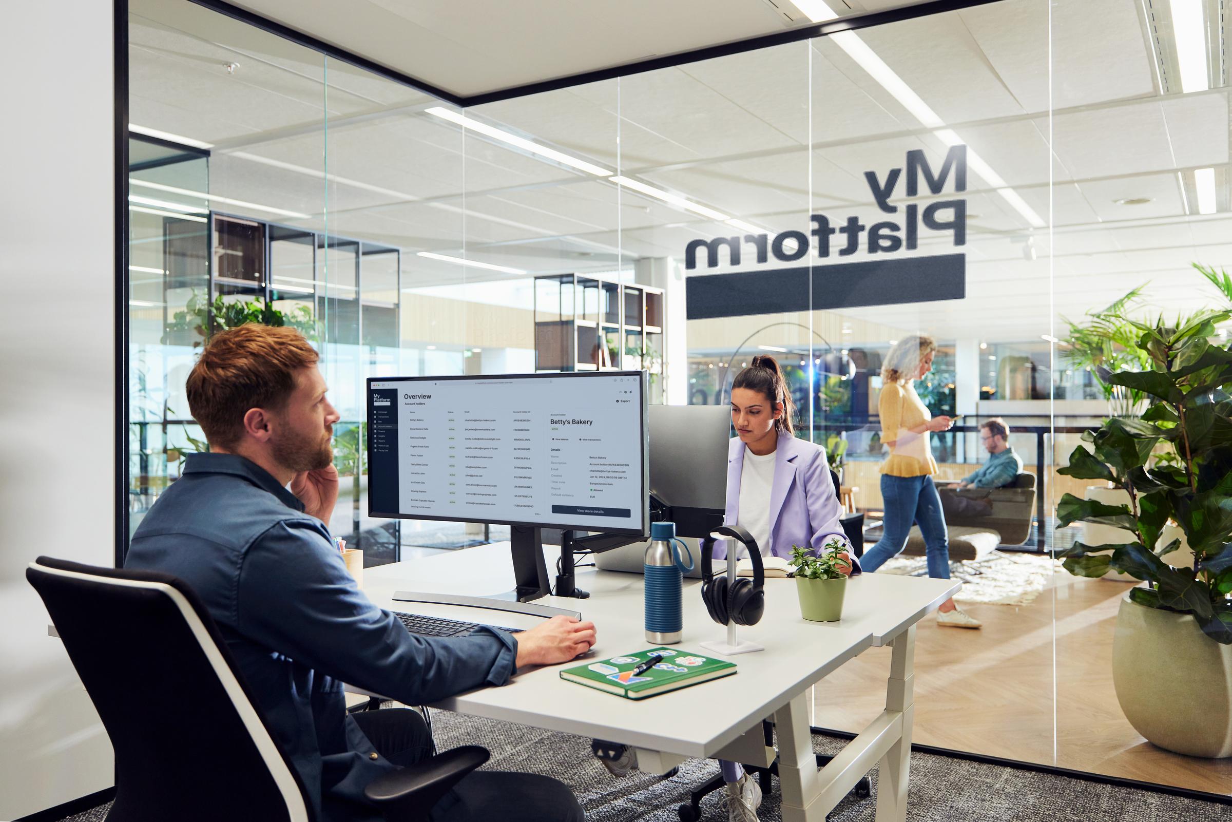 An employee of a SaaS platform for food & beverage looking at a dashboard with accounts overview.