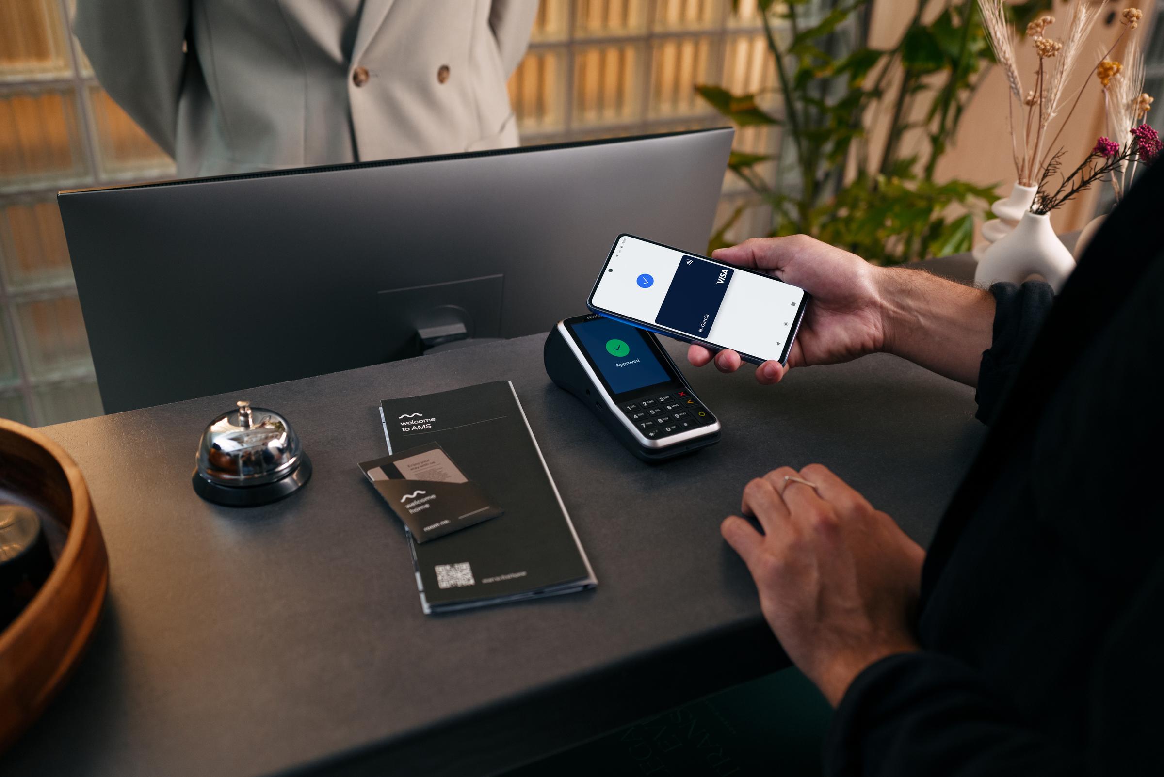 Betaling med telefon med Visa på v400m-terminal i hotel