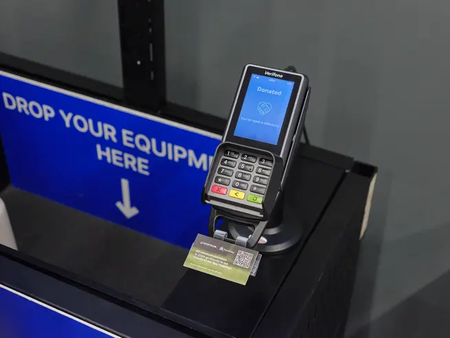 Bestätigungsbildschirm für Spenden auf dem Adyen P400 Plus-Terminal an der Decathlon-Kasse