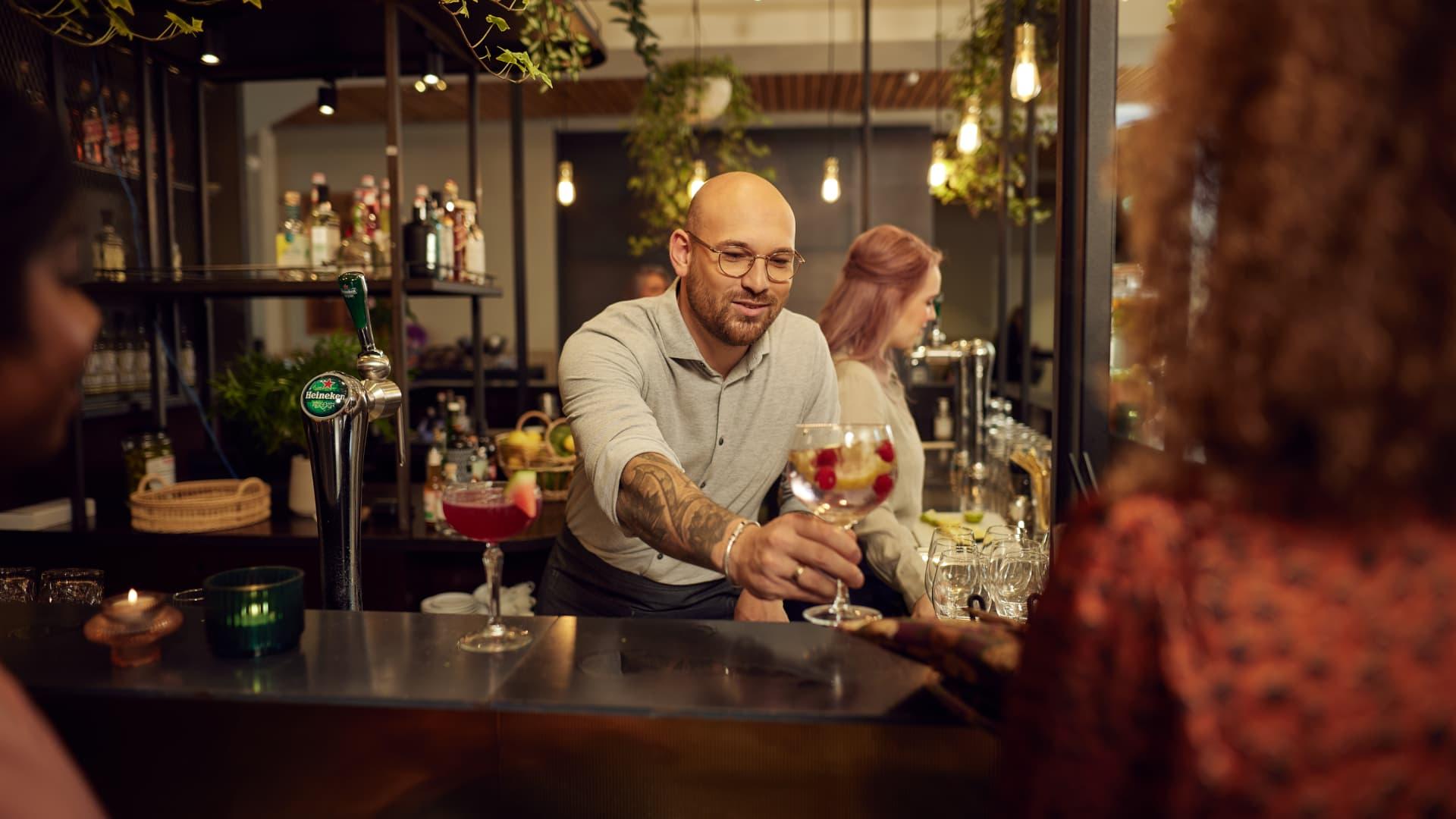 Personne dans le bar d'un hôtel
