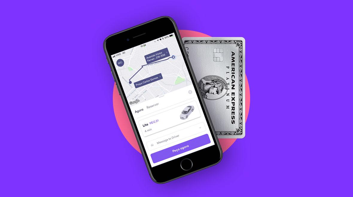 Smartphone exibindo um aplicativo de mapas ao lado de um cartão de crédito American Express