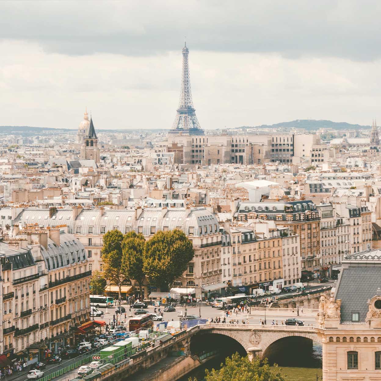 Panoramautsikt over Paris med Eiffeltårnet i bakgrunnen