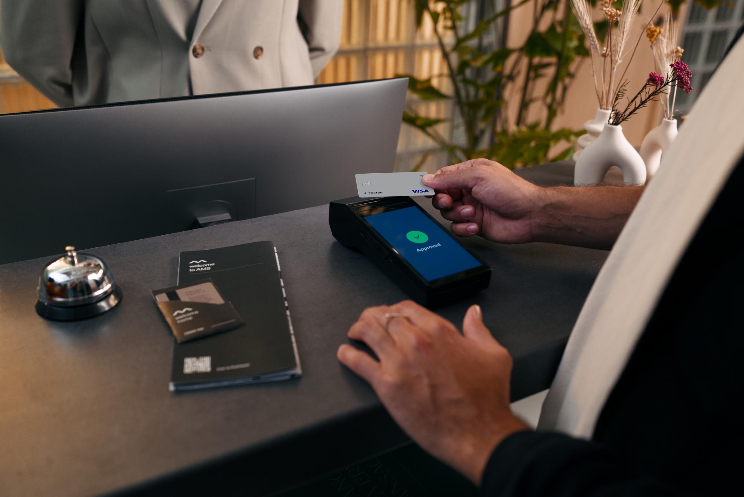 Pago con tarjeta con Mastercard en entorno de hotel de hostelería