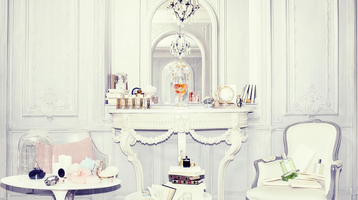 Table à maquillage vintage élégante avec miroir orné et détails de design intérieur français classique.