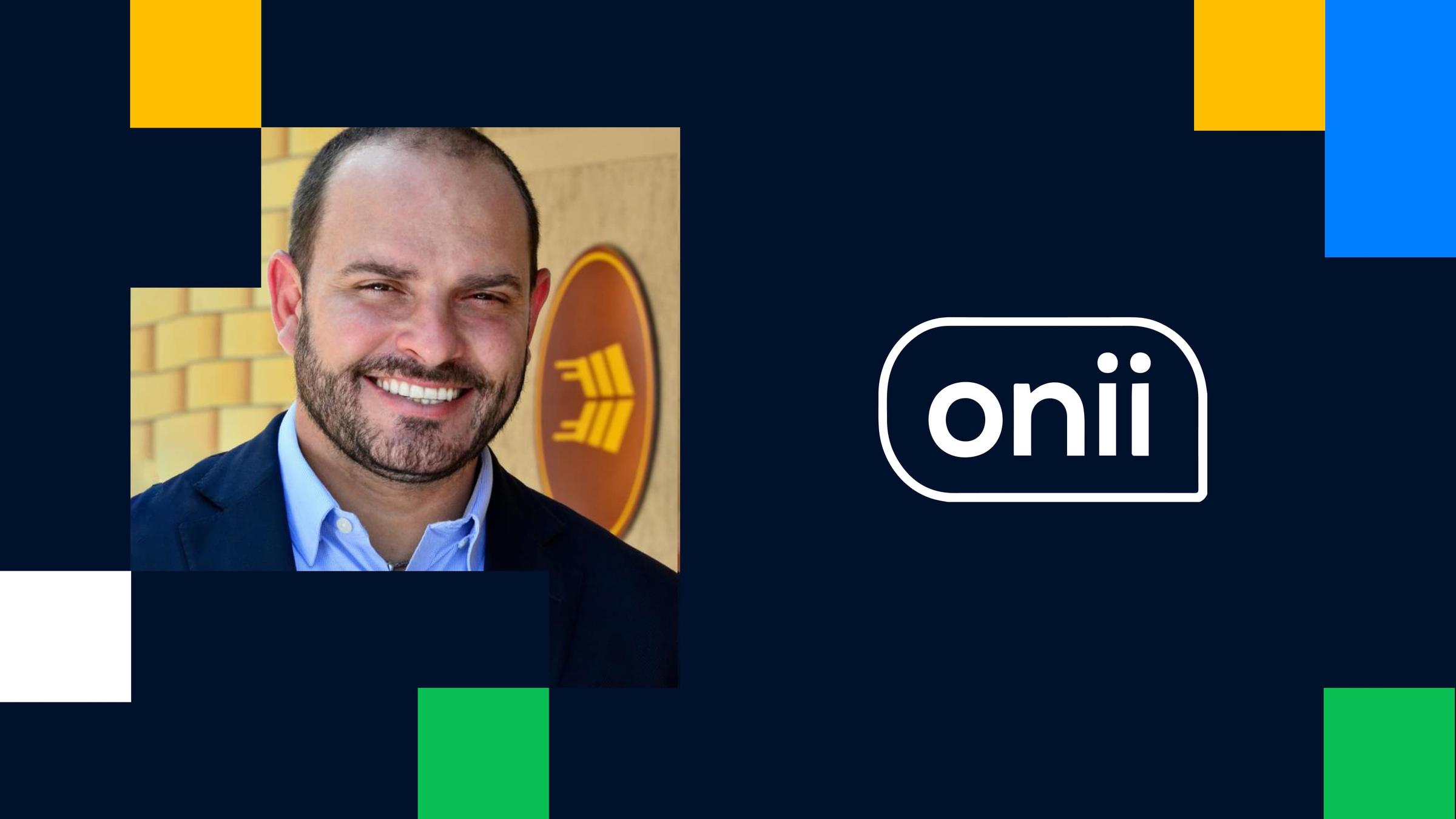 Homem sorrindo de terno ao lado do logotipo da Onii com formas geométricas abstratas em fundo.
