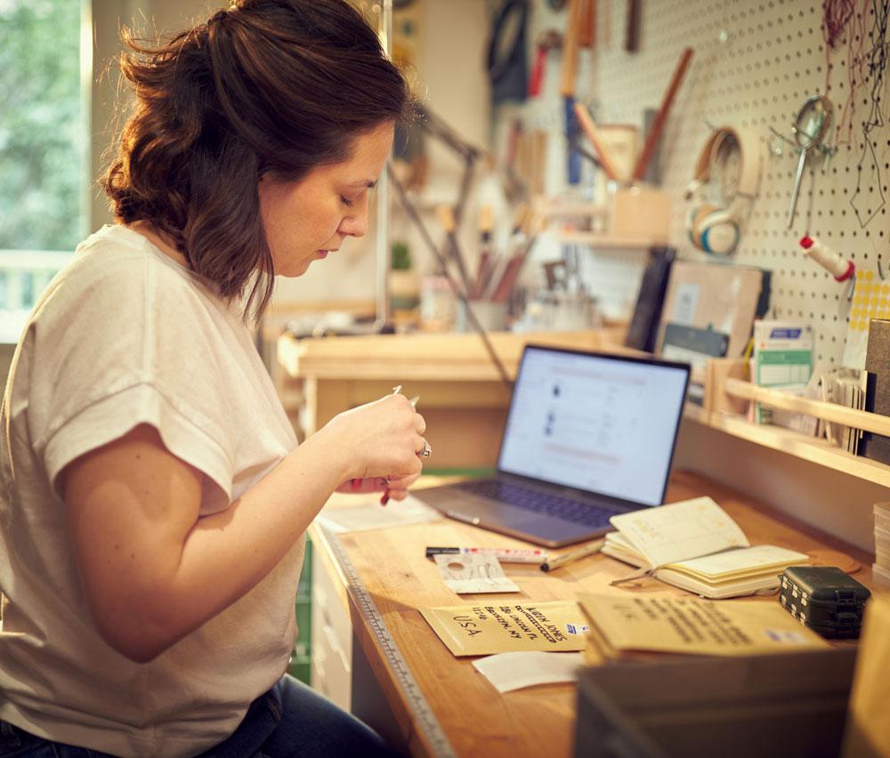 Frau, die einen eigenen Kreativ-Shop betreibt
