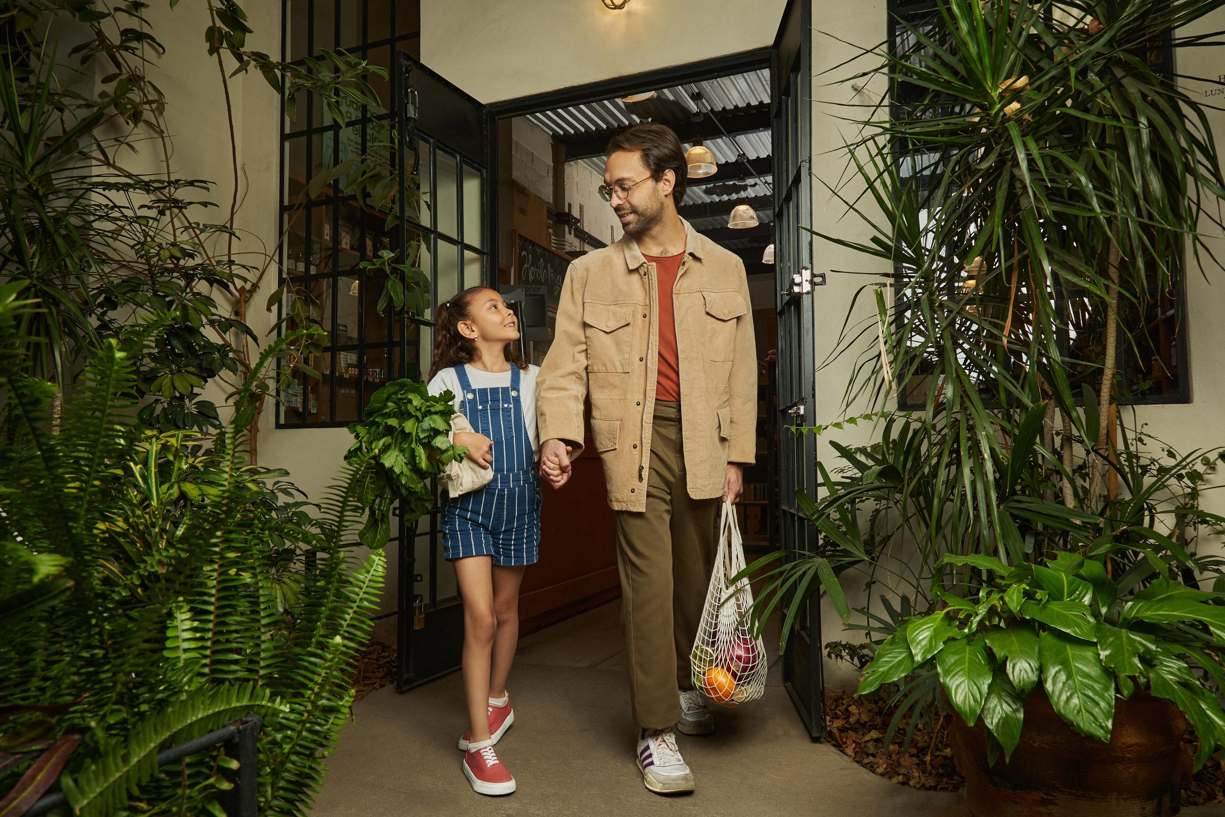 Caminando por la calle con su hija