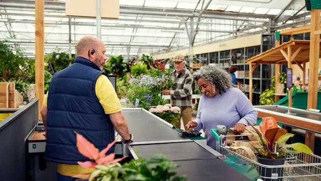 Acquisto in un centro giardinaggio per piante e attrezzature da giardinaggio
