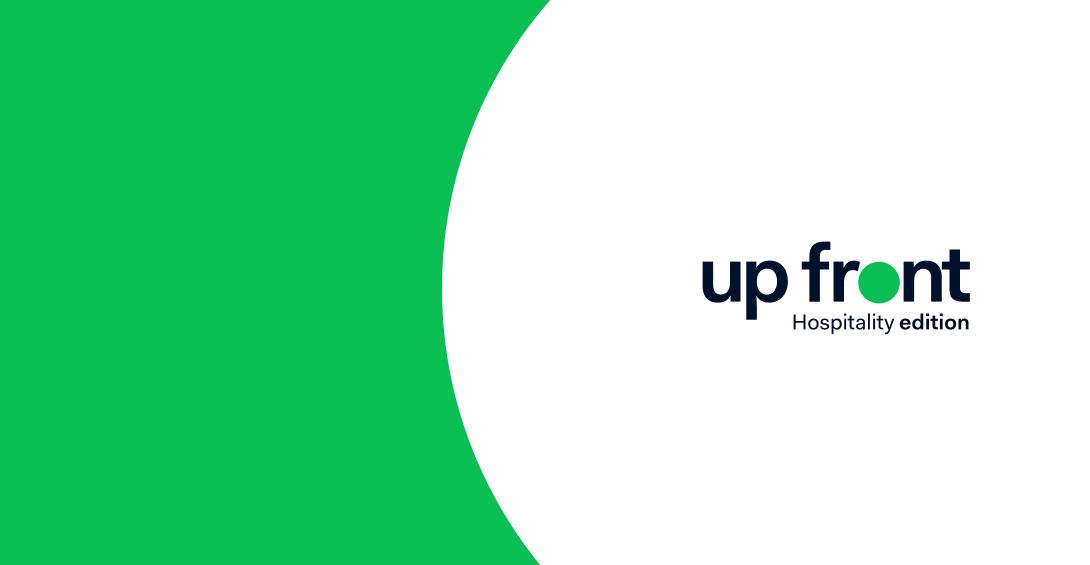 Up front Hospitality Ausgabe Text auf zweifarbigen grünem Hintergrund