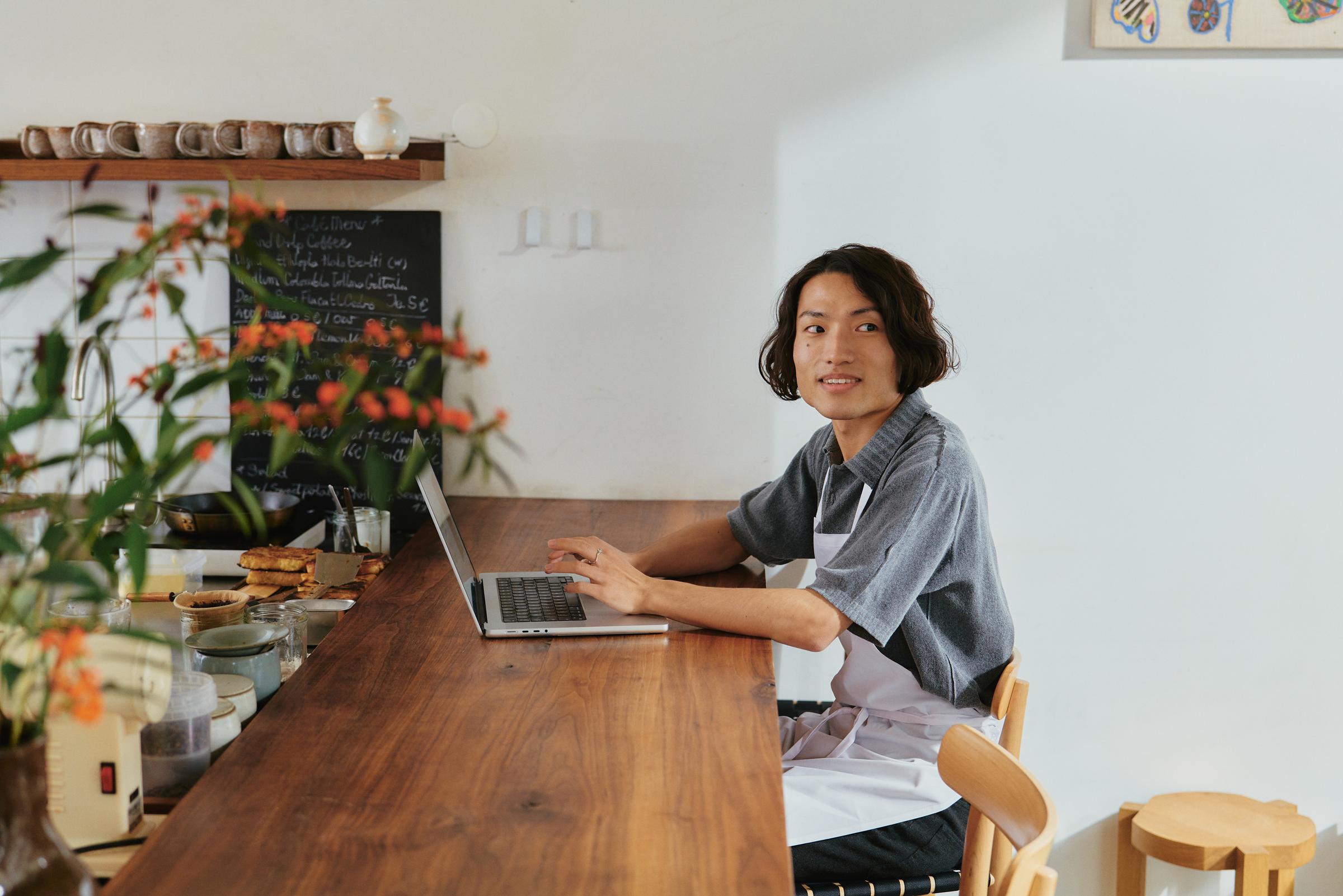 Restaurantejer på laptop bruger en SaaS-platform