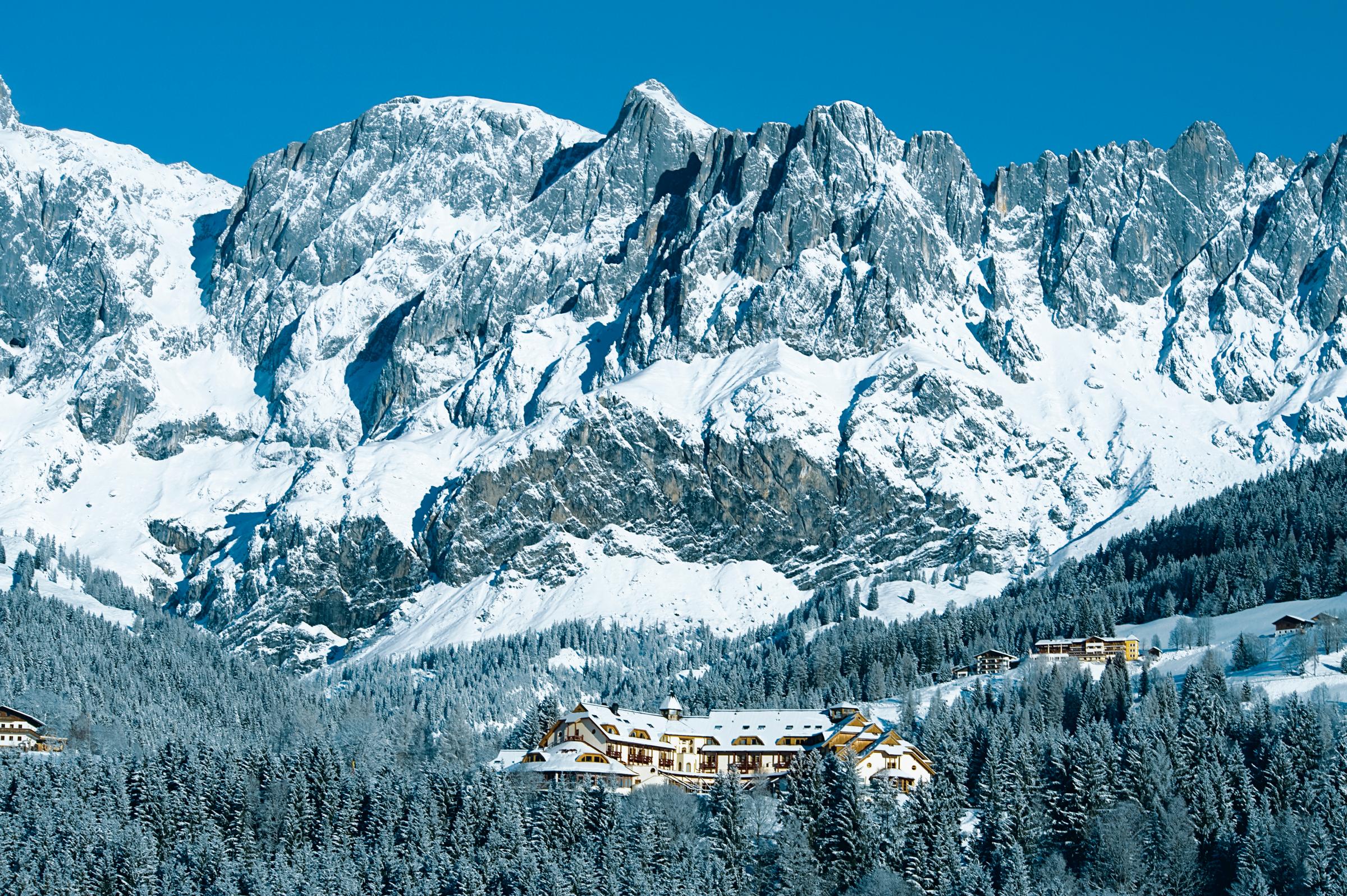 Bilder von Aldiana Premium Cluburlaub in den Alpen mit verschneiten Bergen und Hotelanlage