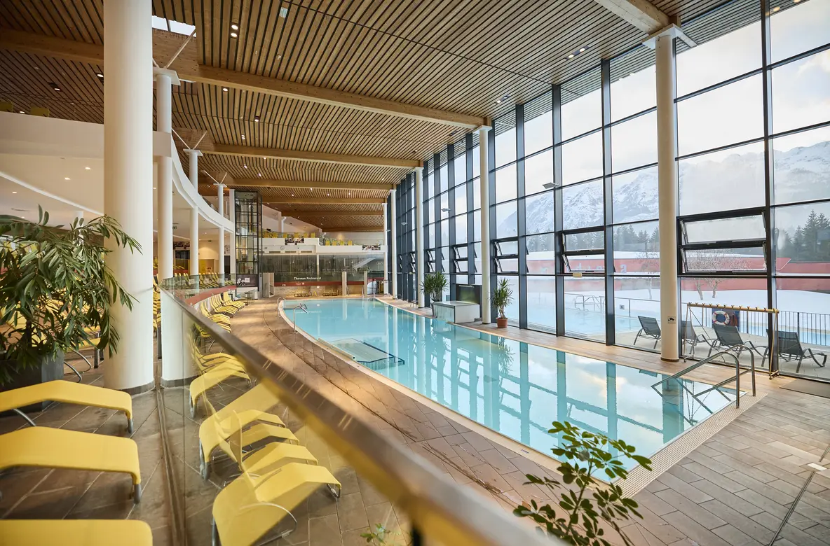 GrimmingTherme mit Pool und Liegen