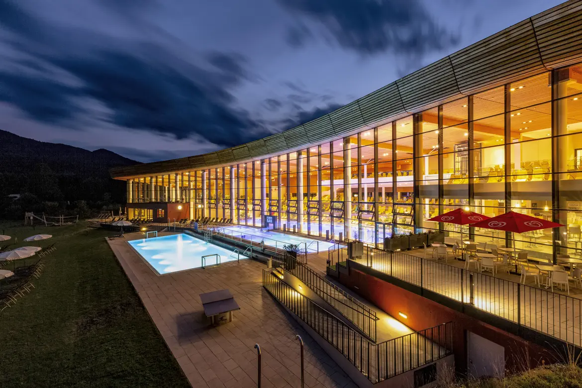 Therme bei Nacht mit 2 Außenpools