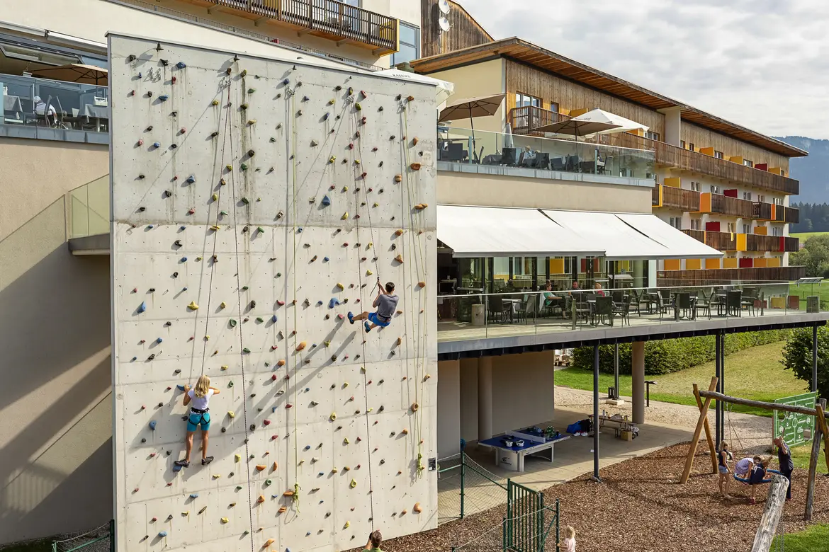 Clubanlage mit Kletterwand und Spielplatz