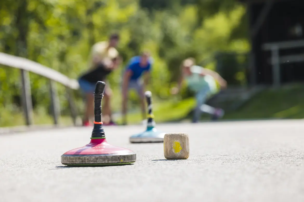 Freunde beim Stockschießen