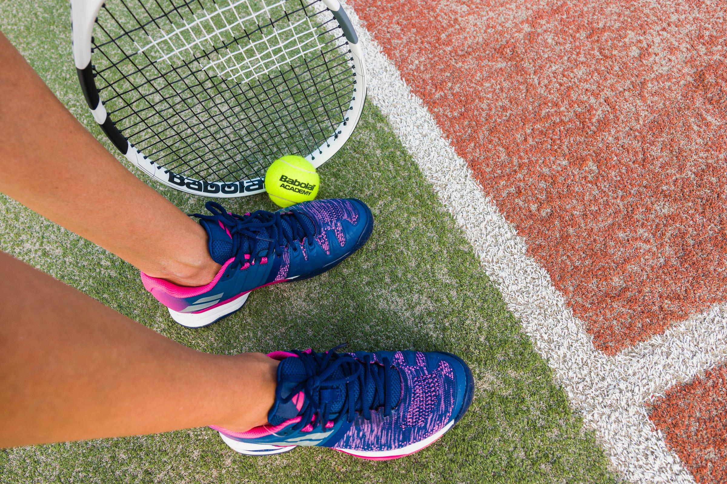 Ein Tennisspieler mit Tennisschläger und Tennisball auf einem Courts, typisch für Premium Cluburlaub.