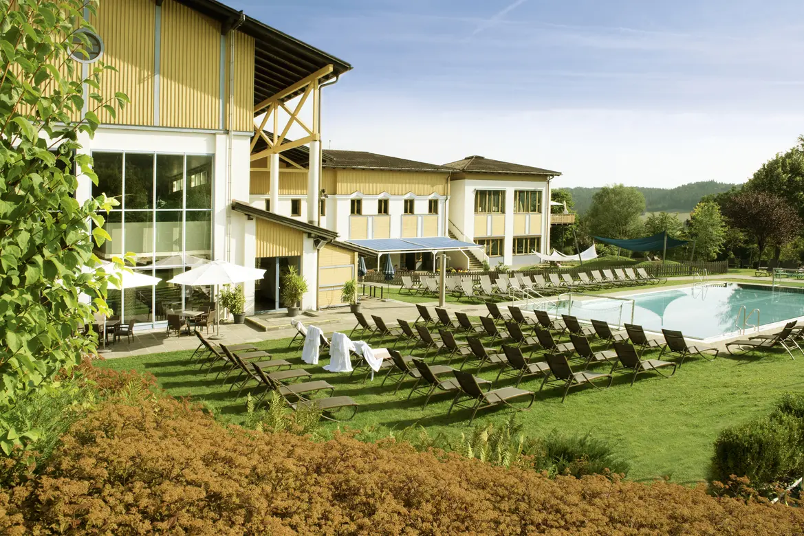 Der Außenpool direkt am Club mit sonniger Liegewiese