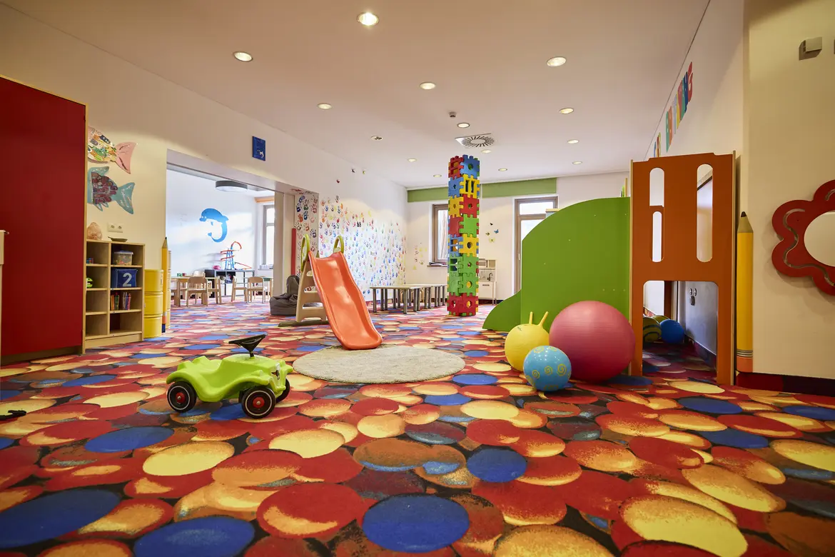 Der Flosse Kinderclub mit Rutsche und Bällen