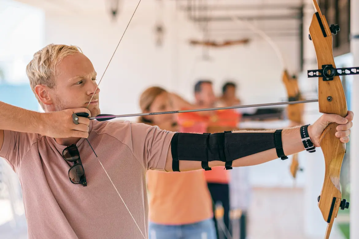 Menschen beim Bogenschießen 
