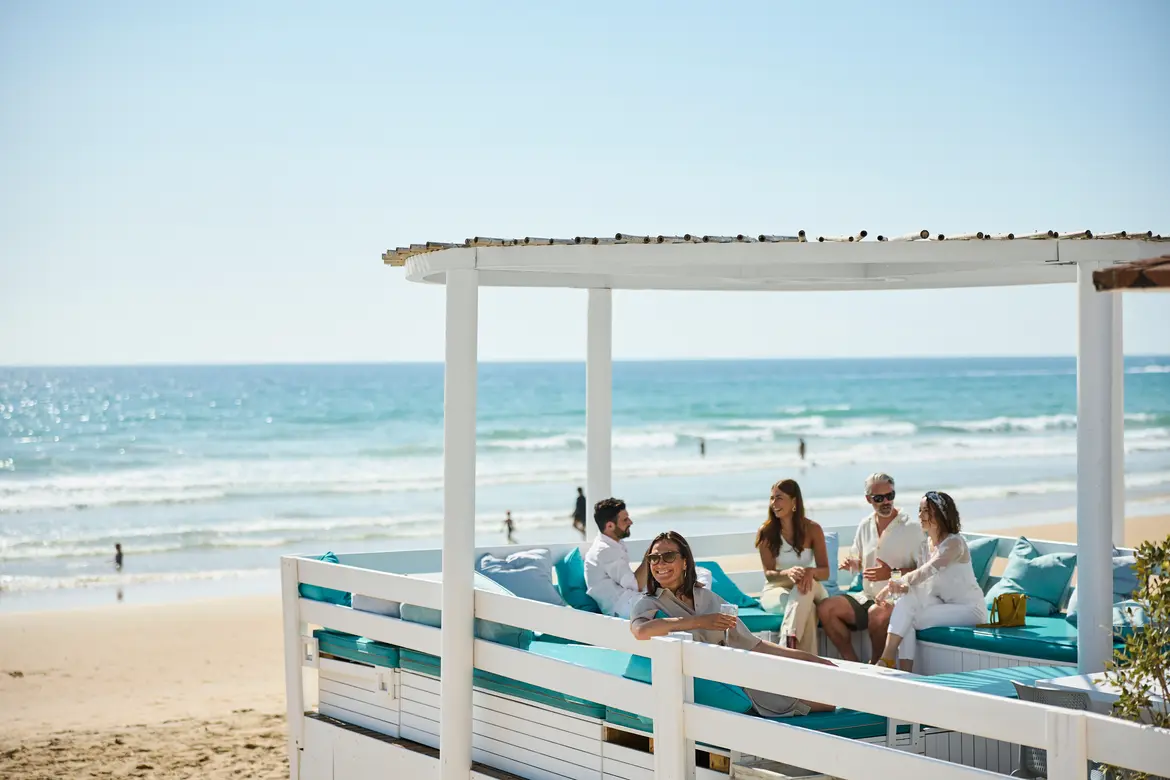 Beachbar mit Menschen beim Strand 