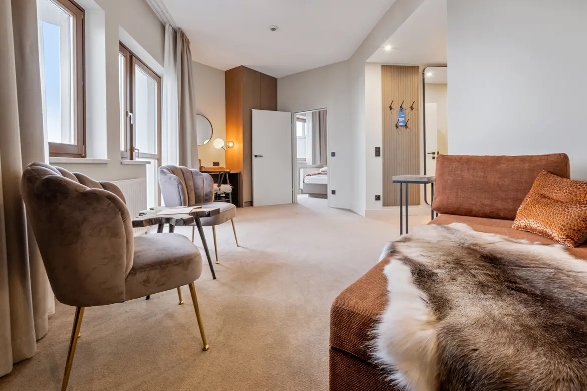 Gemütliches Hotelzimmer bei Aldiana mit Sitzbereich und Blick auf Natur und Architektur