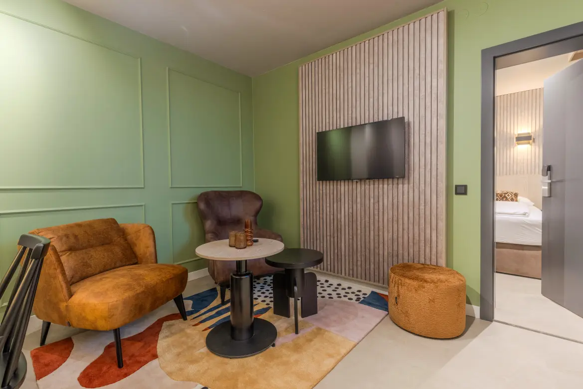 Der Eingangsbereich der Suite in grün und Eiche.