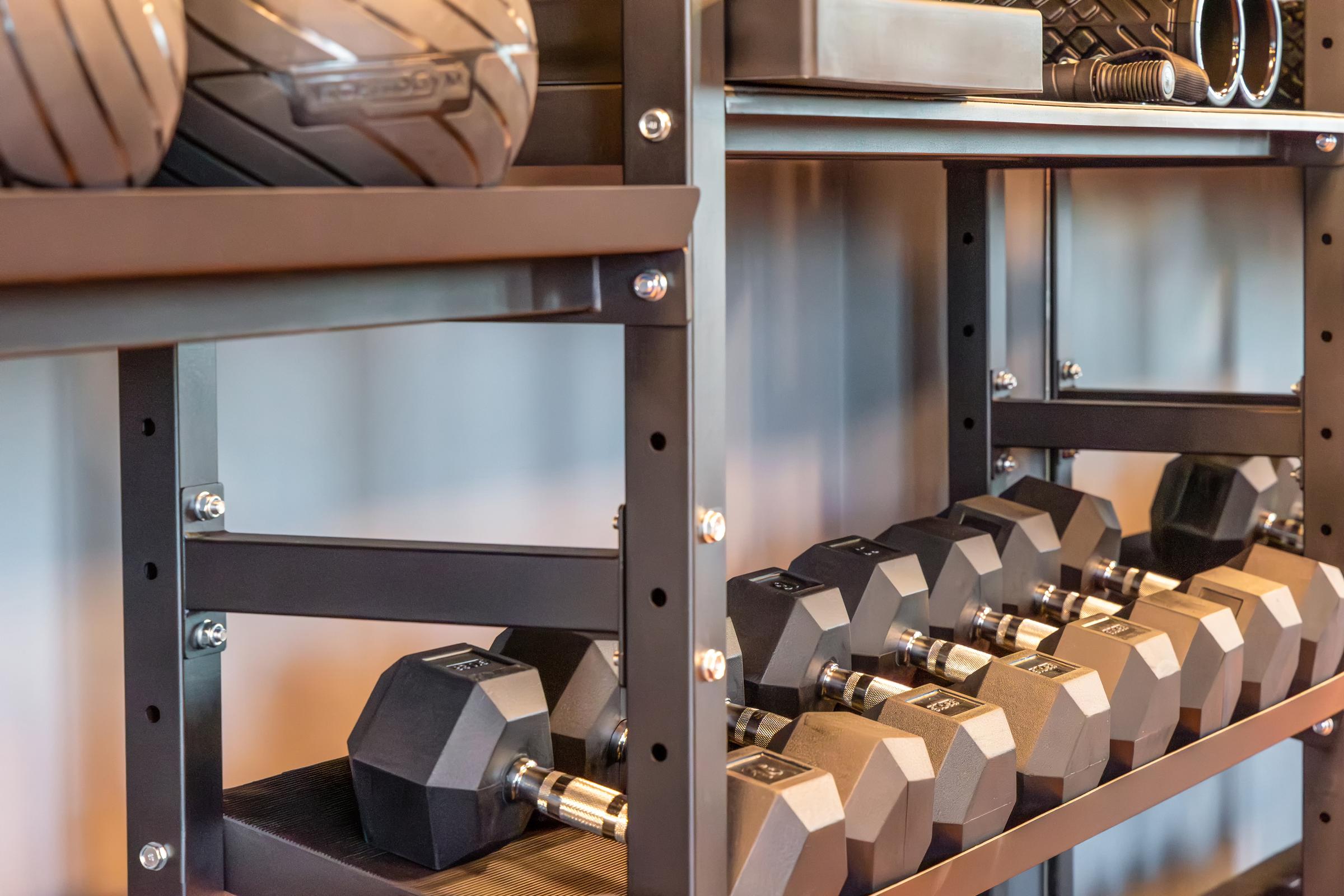 Hanteltraining im Fitnessraum eines Aldiana Premium Cluburlaubs; unkalibriertes Bild